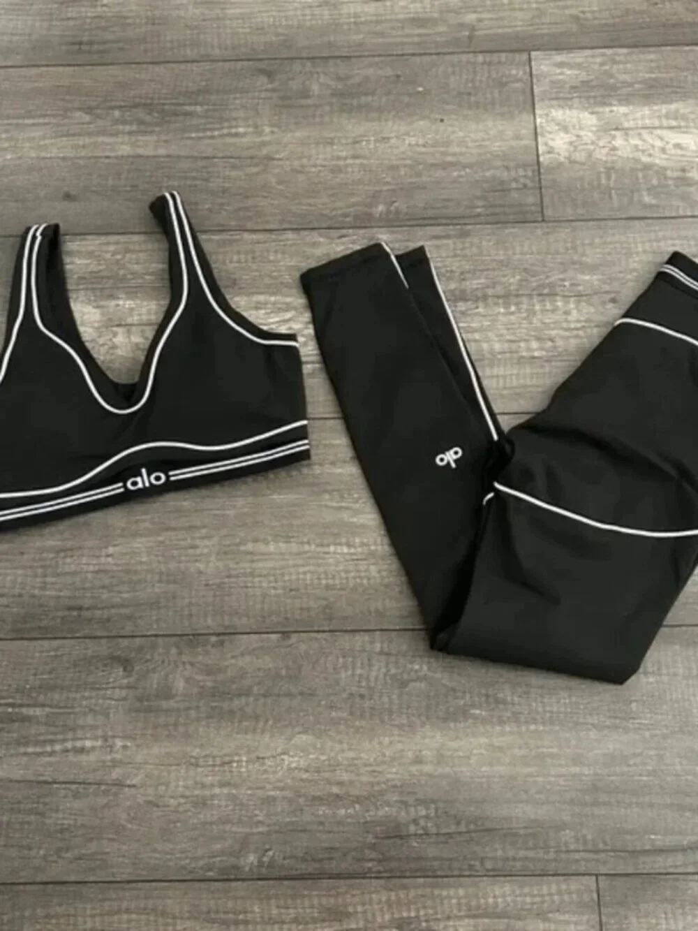 Alo Yoga outfit: tank top + stretchy, slimming leggings, black